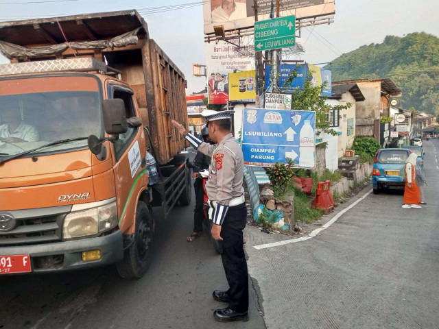 Polsek Ciampea Tingkatkan Pelayanan Pagi Hari Lewat Pengaturan Lalu Lintas.