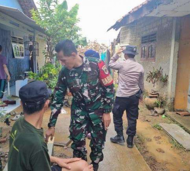 Polsek Rancabungur bersama Warga Kompak Gelar Kerja Bakti Pascabencana Banjir di Bantarsari.