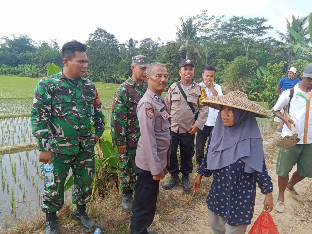 Dekatkan Diri dengan Masyarakat, Bhabinkamtibmas Polsek Tanjungsari Aktif Laksanakan Sambang Kamtibmas.