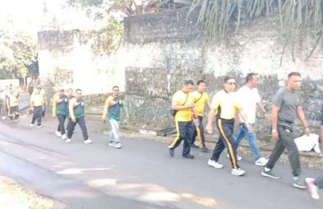 Kapolsek Caringin dan Jajaran Sambangi Desa Ciherang Pondok, Gelar Jalan Santai Bersama Pemdes dan Warga untuk Pererat Sinergitas.