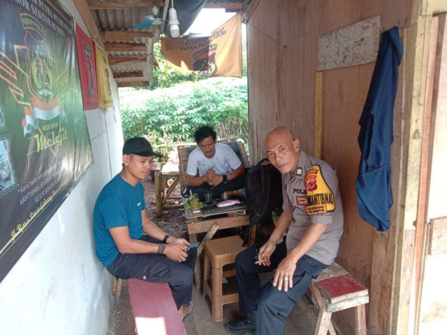 Bhabinkamtibmas Desa Gobang Sambangi Warga, Ajak Jaga Kamtibmas Bersama Polsek Rumpin.
