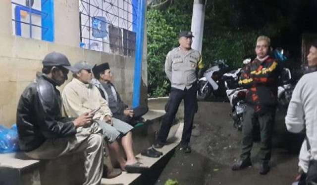 Jaga Kamtibmas Malam Hari, Bhabinkamtibmas Cisarua Kontrol Pos Kamling di Desa Jogjogan.