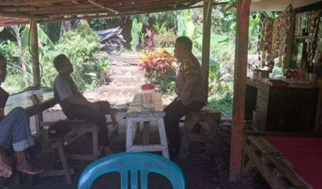 Aktif Sambangi Warga, Bhabinkamtibmas Polsek Ciampea Sampaikan Imbauan Cegah Kejahatan dan Bencana.