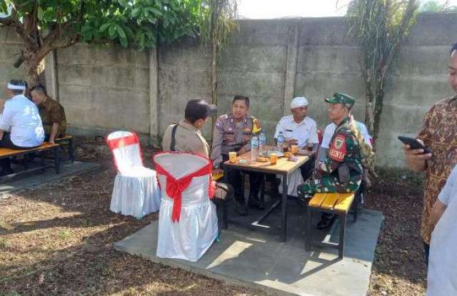 Jalin Sinergitas, Bhabinkamtibmas dan Babinsa Sambangi Warga Desa Kalongliud Kecamatan Nanggung.