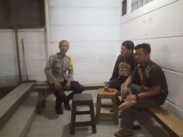 Ciptakan Lingkungan Aman, Bhabinkamtibmas Polsek Cisarua Patroli Pos Kamling dan Sampaikan Pesan Kamtibmas.