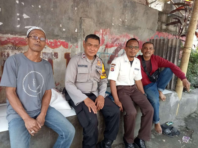 Bhabinkamtibmas Polsek Ciawi Sambangi Tokoh Masyarakat, Ajak Warga Jaga Kamtibmas.