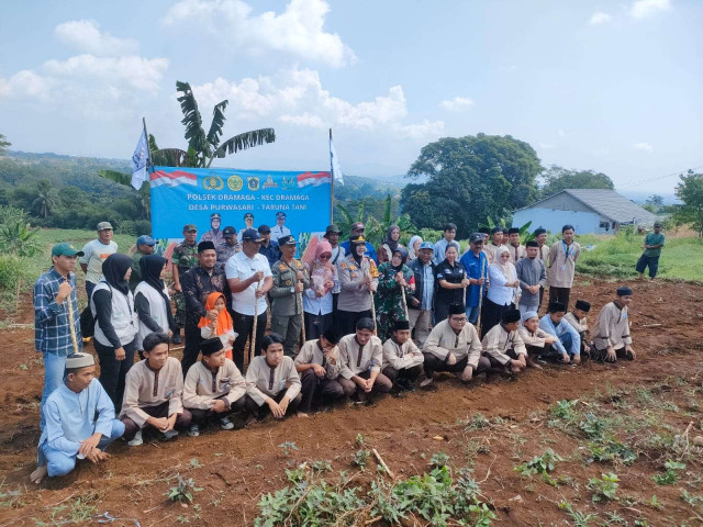 Kapolsek Dramaga Bersama Forkompimcam Kecamatan Dramaga Giat Penanaman Jagung Hybrida Diponpes Zahid Bin Tshabit wilayah Desa Purwasari, Ajak Jaga Kondusifitas Cegah Gangguan Kamtibmas