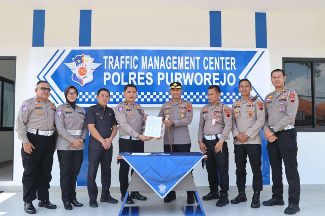 Traffic Management Center (TMC) Diserahkan Korlantas Polri Ke Satlantas Polres Purworejo.