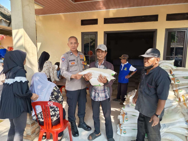 Bhabinkamtibmas Monitoring Distribusi Bansos Beras BAPENAS RI kepada Warga dan Sampaikan Pesan Kamtibmas