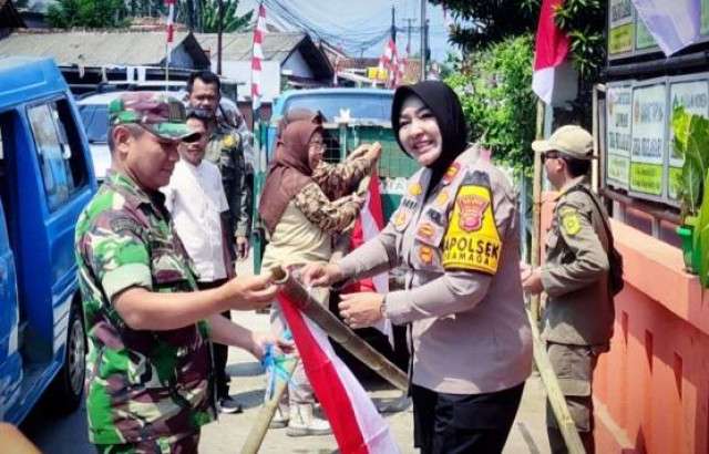Kapolsek Dramaga Bersama Forkompimcam Kecamatan Dramaga Dan Kadis Damkar Kabupaten Bogor, Pembagian dan Pemasangan Bendera Merah Putih Untuk Masyarakat