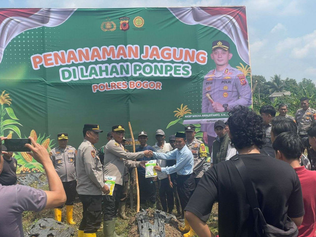 Polres Bogor Laksanakan Penanaman Jagung Hibrida di Lahan Pondok Pesantren, Dukung Ketahanan Pangan Nasional