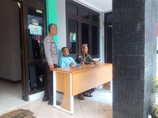 Wujudkan Rasa Aman, Polsek Cisarua Kawal Penyaluran Bansos dan Sampaikan Himbauan Kamtibmas