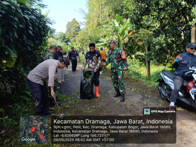 Bhabinkamtibmas Wilayah Hukum Polsek Dramaga Giat Jumat Bersih Bersih (JUMSIH) di wilayah Binaan Desa Petir