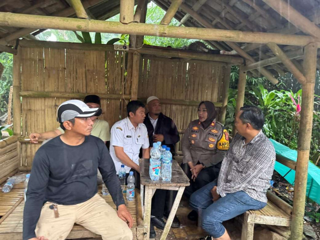 Kapolsek Dramaga Bersinergi Dengan Kades Babakan Laksanakan Program Jumat Curhat Door To Door, Dengarkan Aduan Keluh Kesah Warga Masyarakat