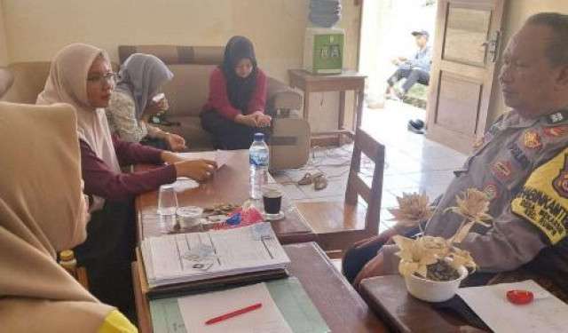 Jaga Kamtibmas, Aiptu Ateng Nasuta Sambangi Warga dan Pantau Siswa di Rumpin