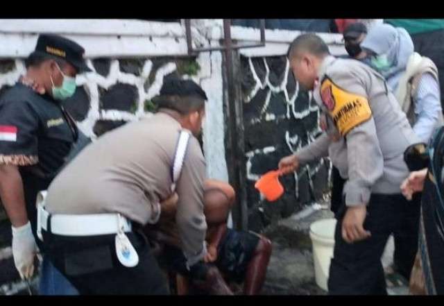 Respon Cepat Polsek Ciawi Evakuasi Warga Tanpa Identitas yang Diduga Sakit Keras ke RSUD Ciawi