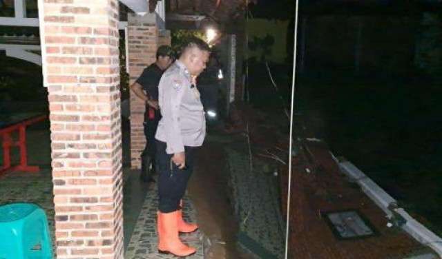 Polsek Ciampea Sigap Tindaklanjuti Laporan Tembok Longsor Akibat Hujan Deras