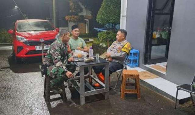 TNI-POLRI Bersinergi Jaga Kamtibmas, Bhabinkamtibmas dan Babinsa Sambang Warga di Cihideung Udik