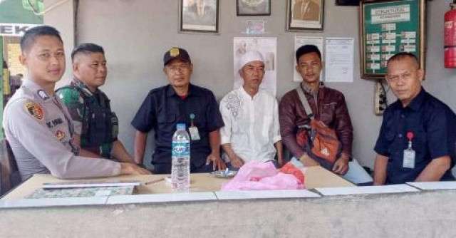 Bersinergi Jaga Keamanan, Bhabinkamtibmas dan Babinsa Sambangi Warga Desa Cigombong