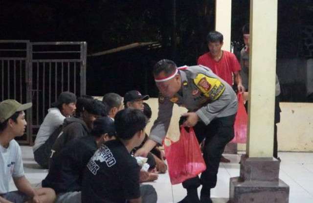 Polres Bogor Salurkan Bantuan dan Layanan Kesehatan bagi Korban Banjir di Ranca Bungur