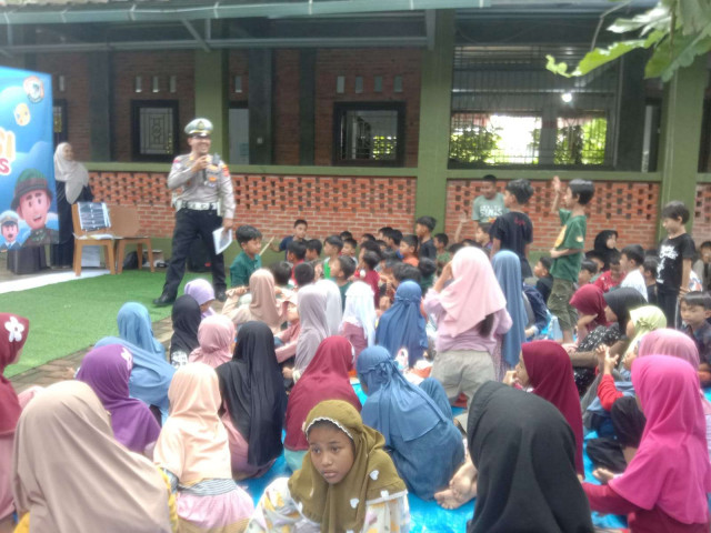 Polisi Sahabat Anak, Kanit Lantas Polsek Ciomas Edukasi Siswa SD Alam Padasuka Soal Tertib Berlalu Lintas