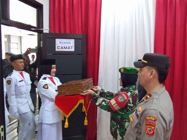 Polsek Dramaga Bersama Forkompimcam Kecamatan Dramaga Hadir Dalam Kegiatan Penerimaan Bendera Pusaka (Sang Saka Merah Putih) Kabupaten Bogor Dari Kecamatan Cibungbulang Di Kecamatan Dramaga.