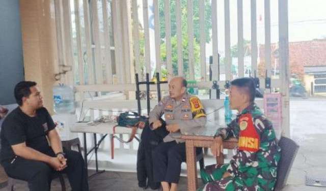 TNI-POLRI Bersinergi, Bhabinkamtibmas Parung dan Babinsa Jalin Kedekatan dengan Warga