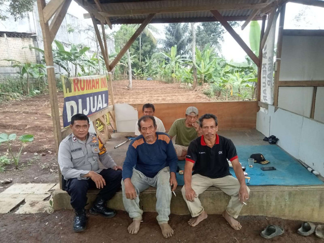 Bhabinkamtibmas Polsek Ciawi Aktif Sambang Tokoh dan Warga untuk Menjaga Harkamtibmas di Desa Bitungsari