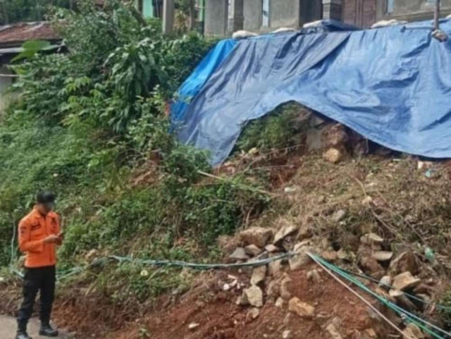 Diterjang Angin Kencang Dan Hujan Deras Di Malasari Nanggung Bogor Mengakibatkan 12 Rumah Rusak dan Longsor