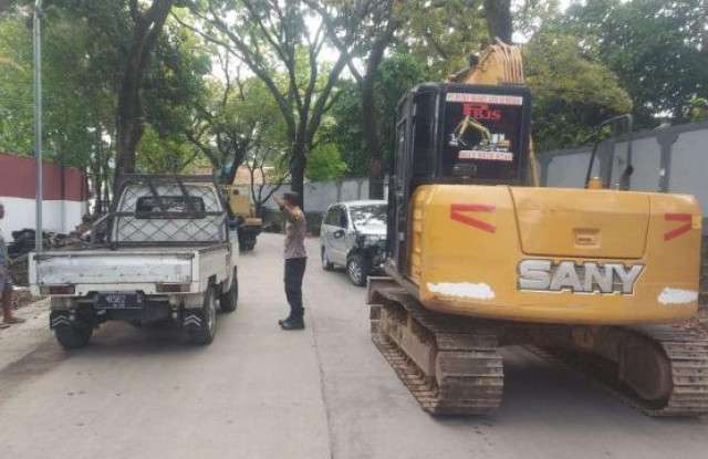 Babinkamtibmas Desa Cijayanti Aiptu Muhammad Sulaiman Membantu Serta Mengamankan TKP Laka Lantas