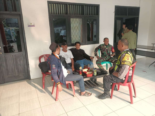 Kolaborasi TNI-POLRI di Desa Gandoang: Perkuat Keamanan dan Kedekatan dengan Warga