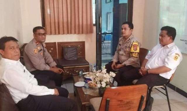 Bhabinkamtibmas Polsek Parung Sambangi Kantor Desa Jabon Mekar, Ajak Warga Perkuat Kamtibmas