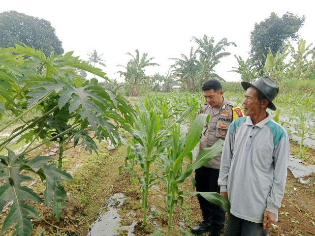 Sambang Warga, Bhabinkamtibmas Citeko Polsek Cisarua Ajak Masyarakat Jaga Kamtibmas
