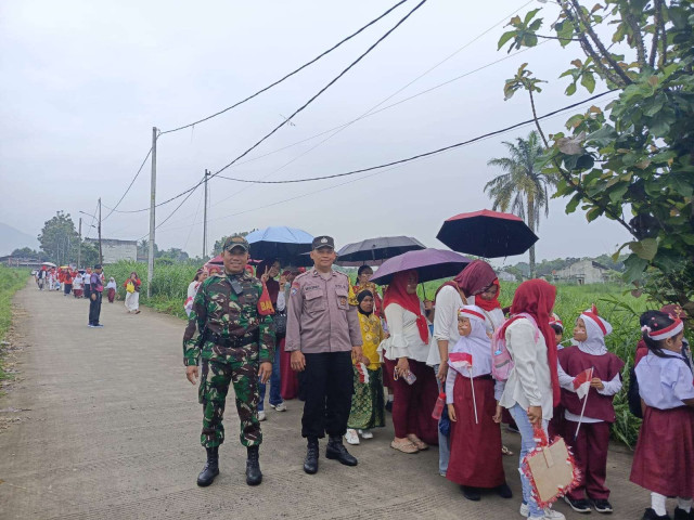 Kebersamaan TNI-POLRI Bhabinkamtibmas Tamansari Amankan Pawai Kemerdekaan di SDN Sirnagalih