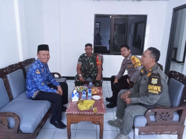 Bhabinkamtibmas Bersama Babinsa Sambangi Warga Cigombong, Sampaikan Edukasi  Kamtibmas dan TPPO | AliansiNews