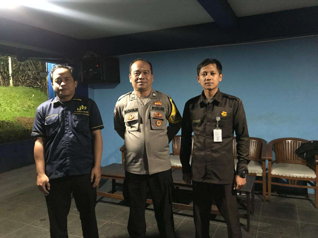 Bhabinkamtibmas Polsek Cisarua Polres Bogor Kontrol Pos Kamling dan Sampaikan Pesan Kamtibmas