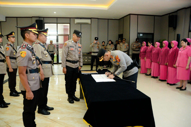 Kapolres Bogor Pimpin Upacara Sertijab Tiga Kapolsek Jajaran Polres Bogor 