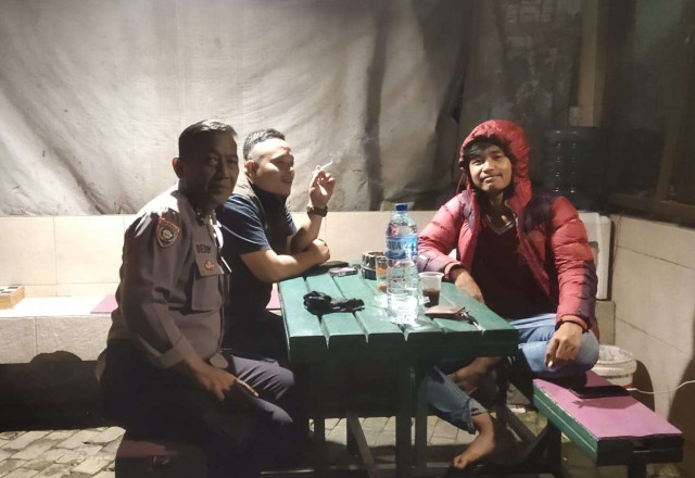 Bhabinkamtibmas Polsek Cisarua Polres Bogor Kontrol Pos Kamling dan Sampaikan Pesan Kamtibmas