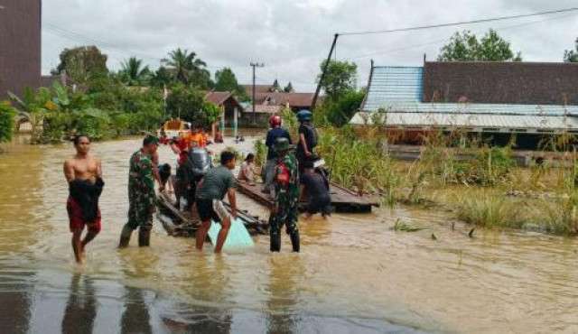 Siaga Banjir, Babinsa Kodim 1018/Gunung Mas Standby Dilokasi