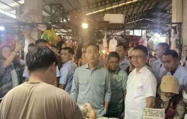 Warga Antusias Sapa Gibran yang Blusukan di Pasar Flamboyan Pontianak