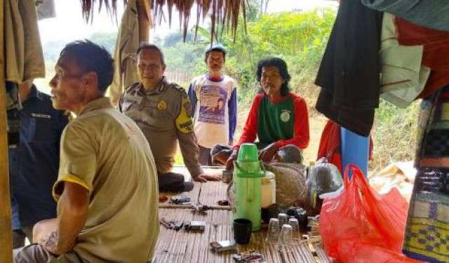 Polsek Rumpin, Bhabinkamtibmas Desa Mekarsari Sambangi Warga, Sampaikan Imbauan Kamtibmas
