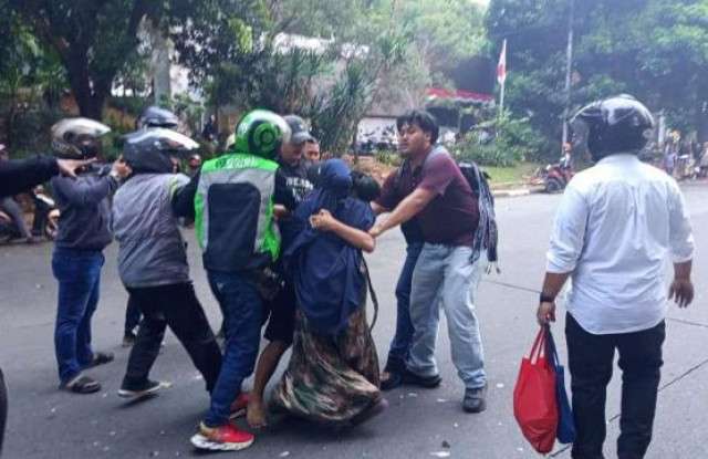 Viral! Aksi Emak-Emak dan Abang Ojol Bebaskan Bocah yang Ditangkap dan Dipukuli Polisi Usai Demo