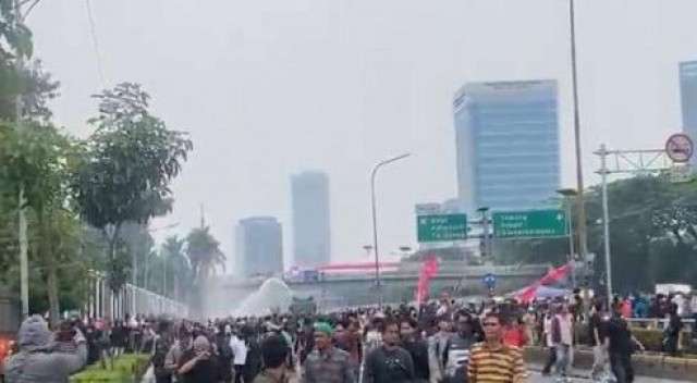 Demo di Depan DPR Ricuh, Lalu Lintas di Kawasan Senayan Lumpuh