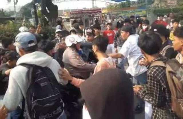 Cegah Pelajar Demo ke DPR, Polisi Nyaris Diamuk Massa