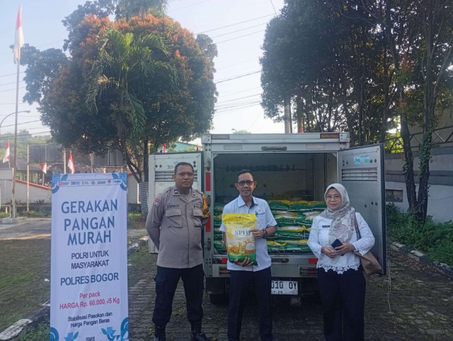 Personel Polsek Cibinong Jual Beras Bulog Langsung ke Masyarakat dengan Harga Terjangkau