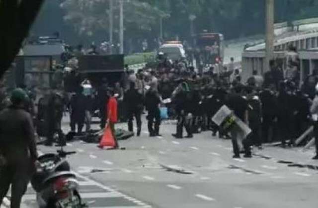 Demo Mahasiswa di DPR Ricuh, Massa Lempar Bom Molotov ke Arah Polisi