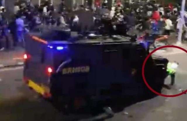 Ini Sopir Rantis Brimob Lindas Ojol, di Sebelahnya Ada Perwira Kompol C