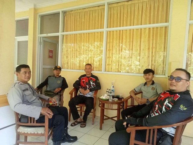 Bhabinkamtibmas Polsek Ciawi Sambangi Tokoh Pemuda dan Warga Desa Bitungsari