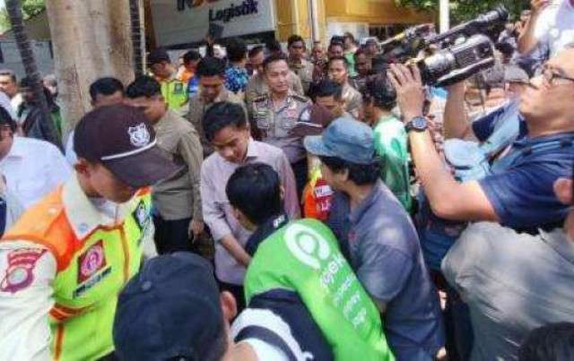 Wapres Gibran Bagi-bagi Sembako ke Warga hingga Pengemudi Ojol di Gondangdia
