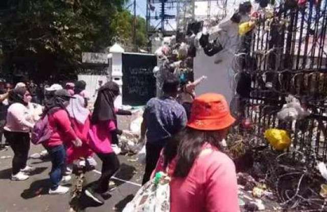 Samakan Gedung DPRD Jabar Tempat Sampah, Massa Demo Usung 10 Tuntutan